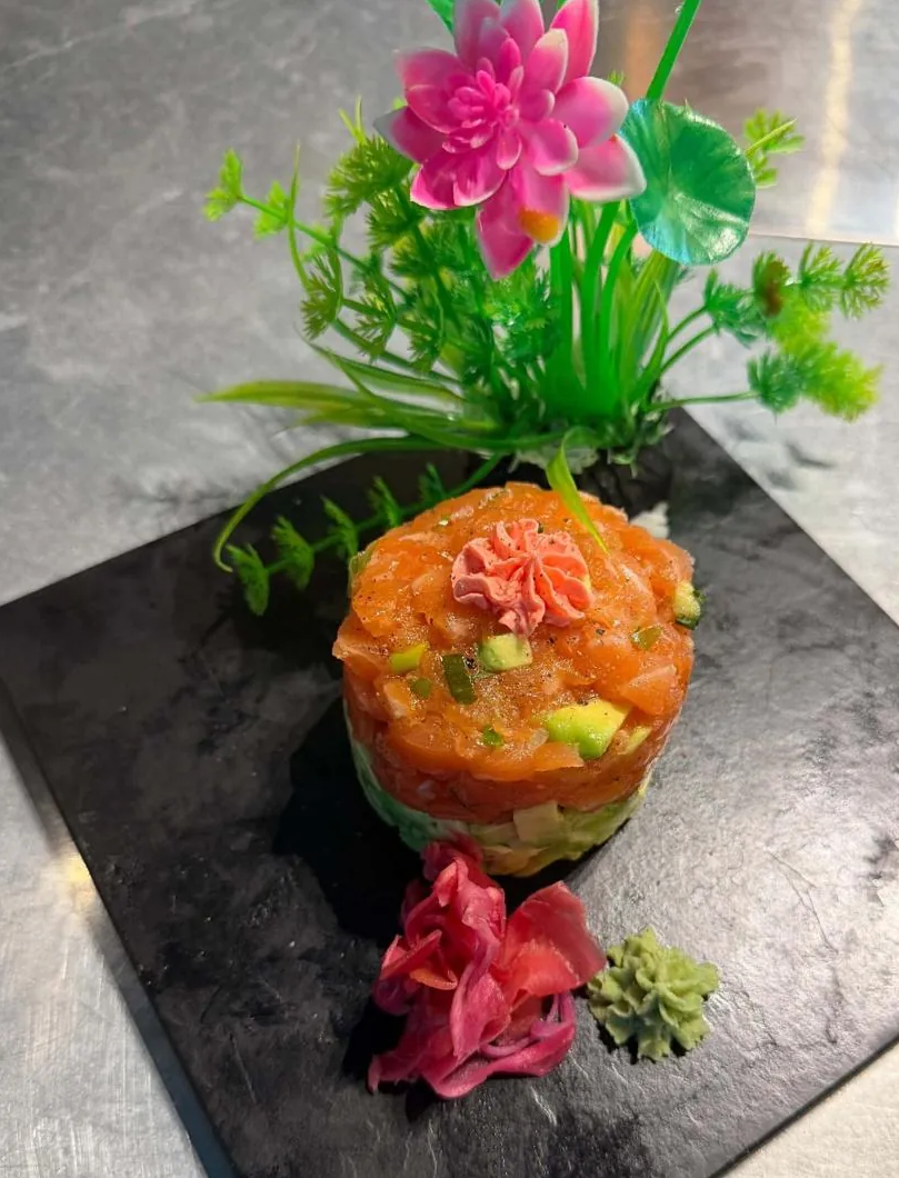 Lachs-Tatar mit Guacamole und Kaviarcreme