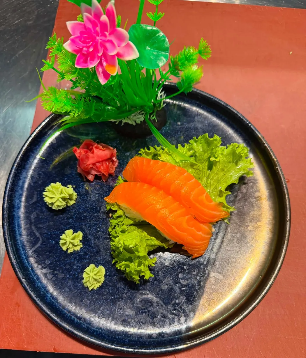 Nigiri – handgeformter Sushi-Reis mit Fischbelag